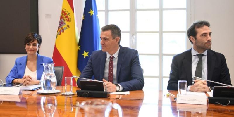 La ministra de Vivienda y Agenda Urbana, Isabel Rodríguez; el presidente de Gobierno, Pedro Sánchez; y el ministro de Economía, Comercio y Empresa, Carlos Cuerpo, en la reunión con representantes del sector de la vivienda | Foto de Pool Moncloa/Borja Puig La ministra de Vivienda y Agenda Urbana, Isabel Rodríguez junto con Pedro Sáncehz y Carlos Cuerpo