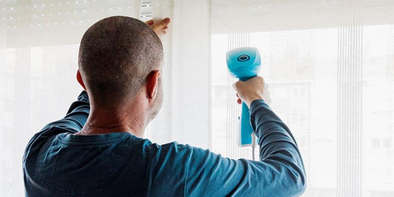 SEO LINKER Hombre utilizando una plancha vertical