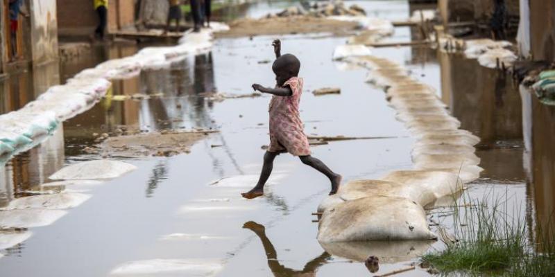 Un niño juega en una zona inundada de Burundi 