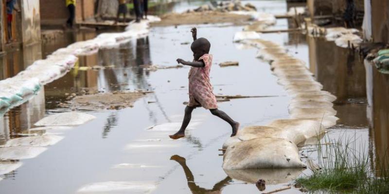 Foto: Unicef/UN0436094/Prinsloo Un niño juega en una zona inundada de Burundi