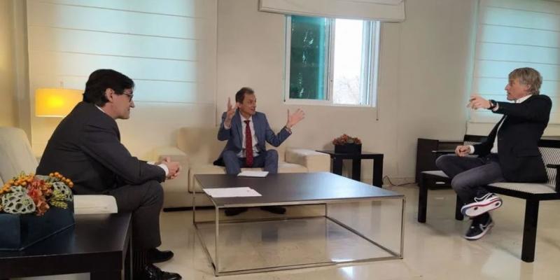 Salvador Illa, Pedro Duque y Jesús Calleja charlando sobre las vacunas en 'Planeta Calleja'