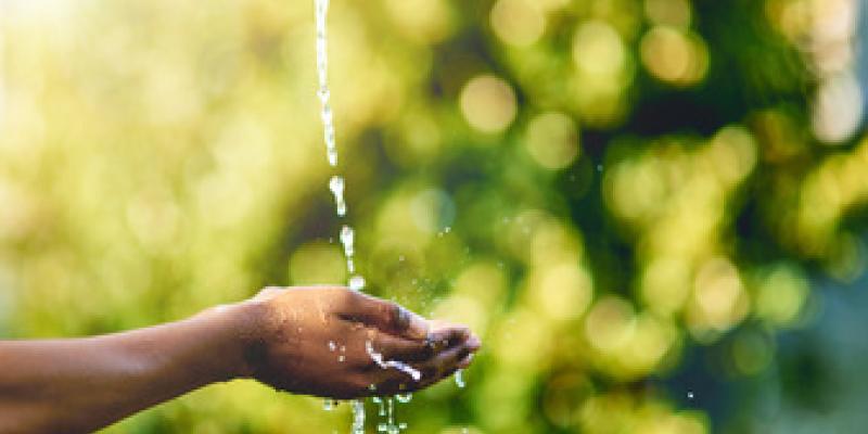 Imagen de una persona con el agua/envatoelements Los recursos naturales y la influencia en el hambre