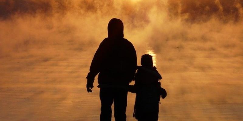 Planificación familiar / Pixabay Familia durante una puesta de sol