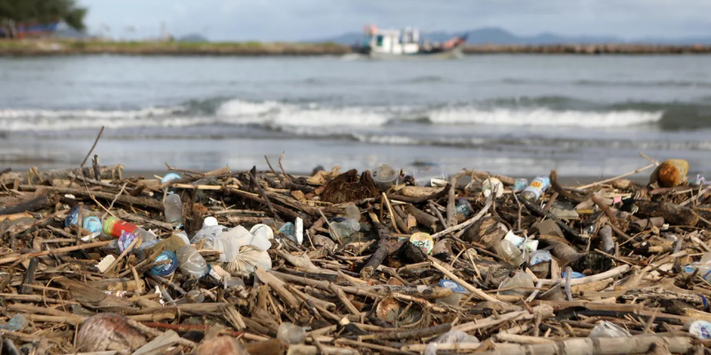 Imagen de plásticos en el mar/Onda Cero Los océanos y mares reciben toneladas de plástico