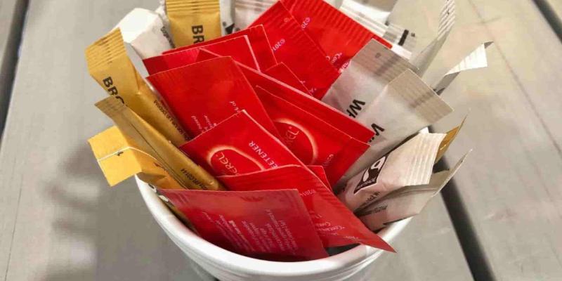 Imagen de sobres de salsas y azúcar/MSN La Unión Europea establece límites en los plásticos