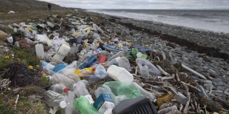 Imagen de una playa con acumulación de envases de plástico.