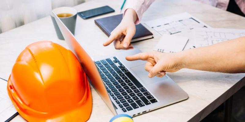 Manos de una persona trabajando con un ordenador