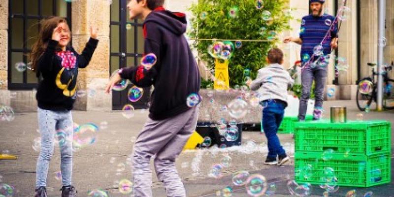 Los más pequeños de la casa disfrutando Playedu para los más pequeños