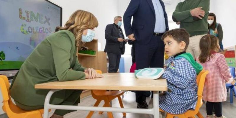 Imagen de la ministra Pilar Alegría en una visita a un colegio de niños/Hoy La ministra de Educación aprueba plazas públicas para los menores de 0 a 3 años
