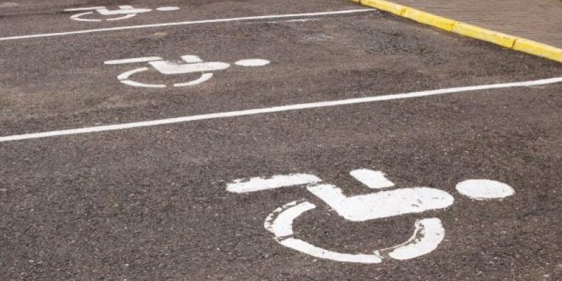 Plazas de aparcamiento para personas con discapacidad | Foto de 123RF/vera1703 para Servimedia Plazas de aparcamiento para personas con discapacidad | Foto de 123RF/vera1703