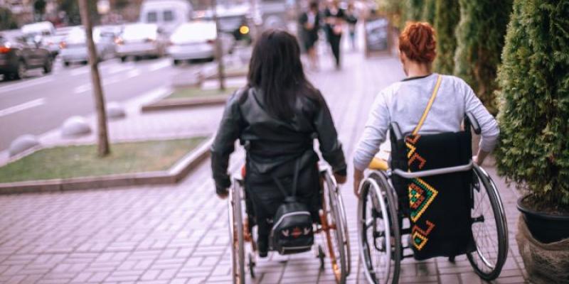 Ciudad accesible - Foto: Envato Elements Dos personas en silla de ruedas