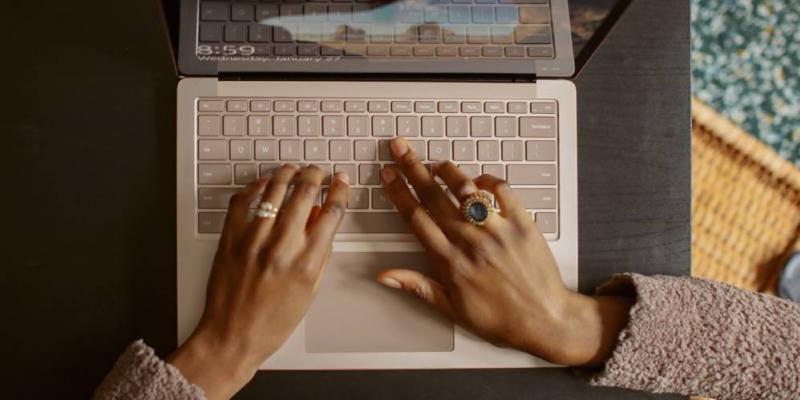 Préstamos online Persona realizando trámites en un ordenador / Unsplash