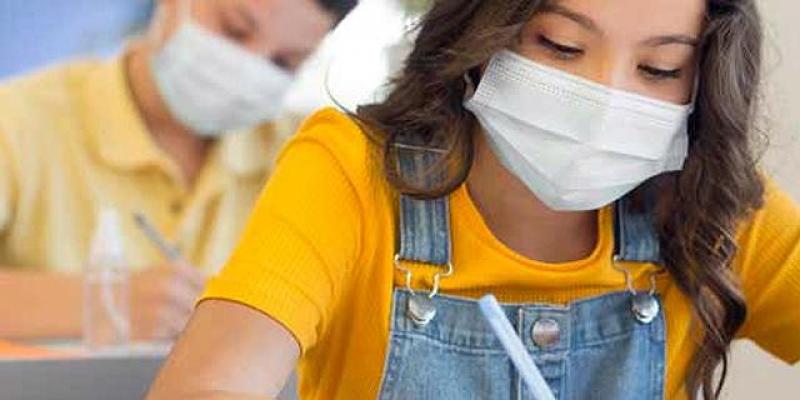 Plena Inclusión por una vuelta al cole segura Niña con mascarilla en el colegio / Pixabay