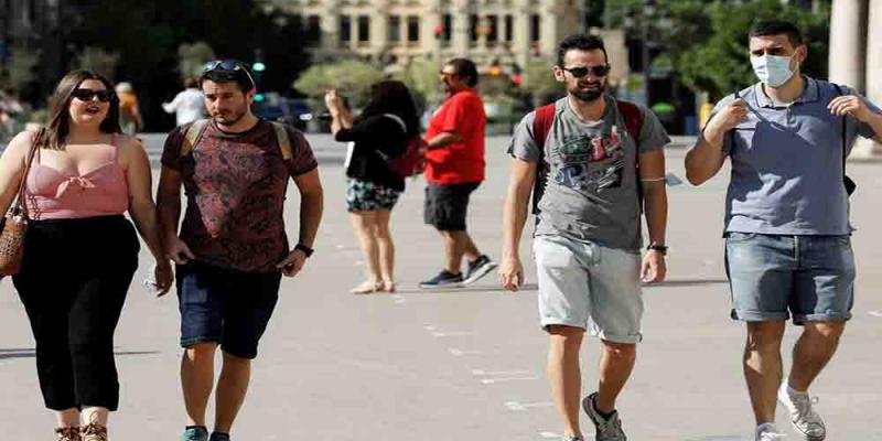 población / El Confidencial Un estudio señala que la población española no guardará la distancia social tras vacunarse