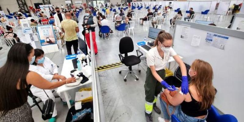 Inmunización población española/ La Voz de Galicia Población española vacunándose