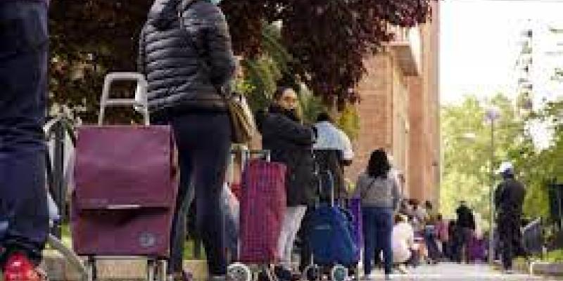 Imagen de familias en la cola para pedir comida/El Periódico La pobreza alimentaria afecta a muchas familias españolas