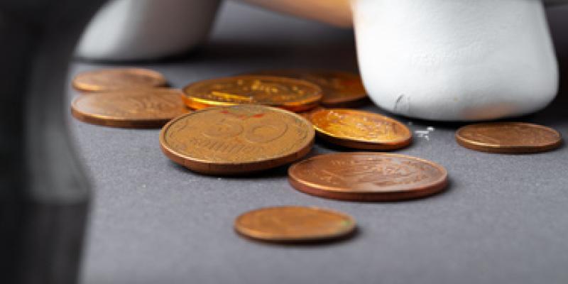Imagen de monedas/envatoelements La pobreza disminuye en Galicia