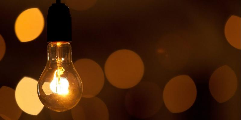 La pobreza energética vuelve a crecer en España Bombilla en una vivienda española / Pixabay