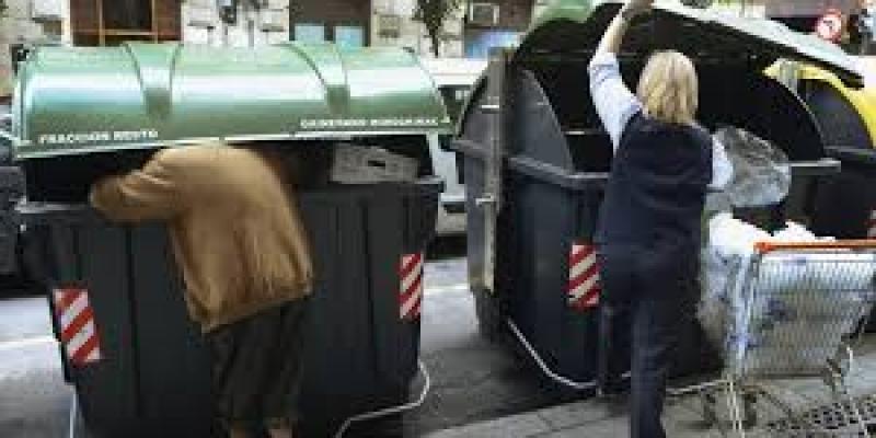 Imagen de una persona buscando en la basura/RTVE La pobreza y la exclusión social siguen aumentando en España