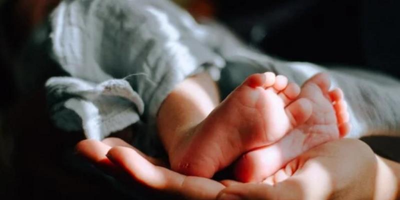 Imagen de los pies de un bebé/Noticias-Énfasis Entornos nocivos podrían tener efectos negativos en el cerebro de los bebés