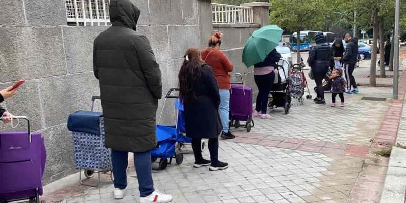 Imagen de una cola de personas para adquirir comida/El Cierre Digital Las cifras de pobreza y hambre siguen creciendo en España
