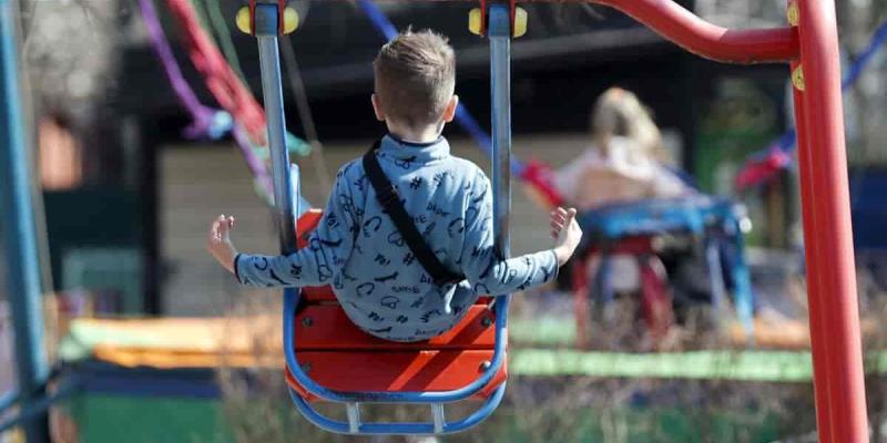 Imagen de un niño en un columpio/El Confidencial La pobreza afecta a miles de familias españolas