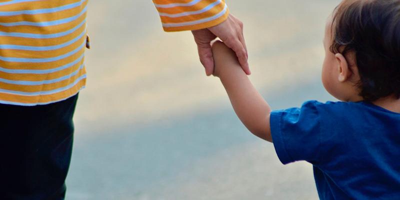 El empleo no garantiza salir de la pobreza en España. 1 de cada 3 niños en España vive en situación de pobreza.