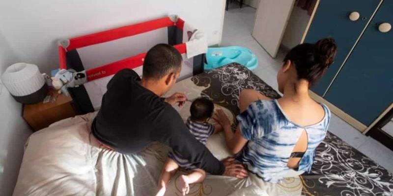 Imagen de una familia/El Periódico de España La pobreza infantil se centra sobre todo en el tema de las viviendas