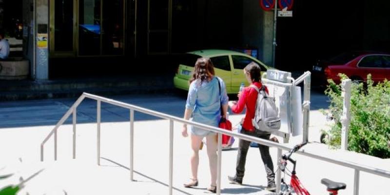 Imagen de jóvenes caminando en la UCM