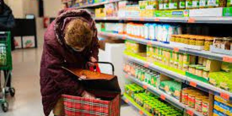 Imagen de una persona mayor en el supermercado/Consumidor Global La inflación se ceba con las familias vulnerables
