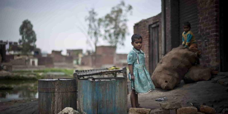 Imagen de una niña en situación de pobreza/the United Nations La pobreza multidimensional y sus daños