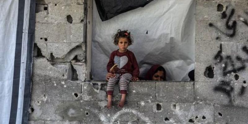 Se ve a una niña mientras palestinos examinan los escombros del edificio completamente derrumbado y buscan objetos utilizables tras un ataque aéreo llevado a cabo por el ejército israelí contra una casa perteneciente a la familia Abdulhadi en la ciudad de Khan Yunis, en el sur de la Franja de Gaza, el 6 de abril de 2025. Anadolu (Anadolu via Getty Images) PUBLICADO EN EL PAIS Se ve a una niña mientras palestinos examinan los escombros del edificio completamente derrumbado y buscan objetos utilizables tras un ataque aéreo llevado a cabo por el ejército israelí contra una casa perteneciente a la familia Abdulhadi en la ciudad de Khan Yunis, en el sur de la Franja de Gaza, el 6 de abril de 2025.
