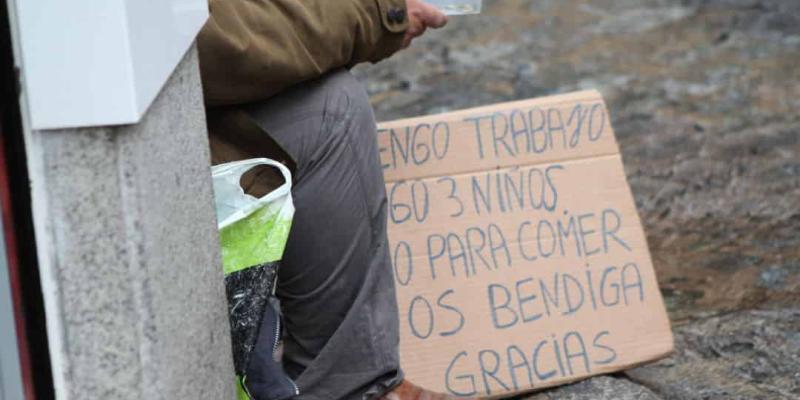 Imagen de una persona pidiendo en la calle/cadena SER Galicia escala en el ránking de la pobreza