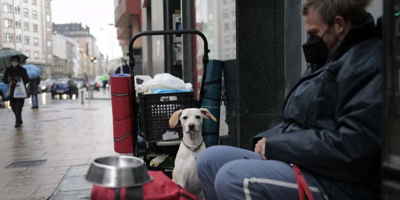 Imagen de una persona viviendo en la calle/La Voz de Galicia Lugo aumenta su riesgo de pobreza