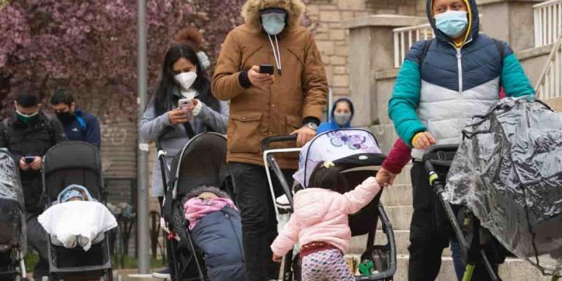 Imagen de familias en la cola para pedir alimentos/Agenda Pública-El País El rostro de la pobreza en España