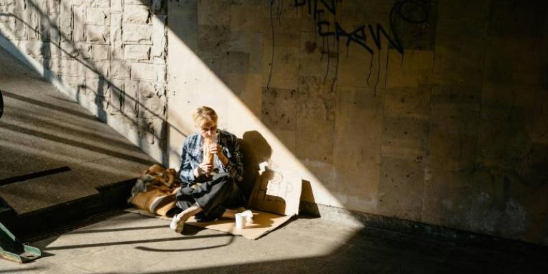 Imagen de una mujer en la calle/Revista Haz Pobreza y exclusión social hacia las mujeres