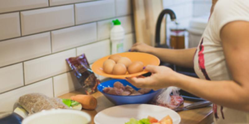 Imagen de una mujer cocinando/envatoelements La pobreza de tiempo en las mujeres