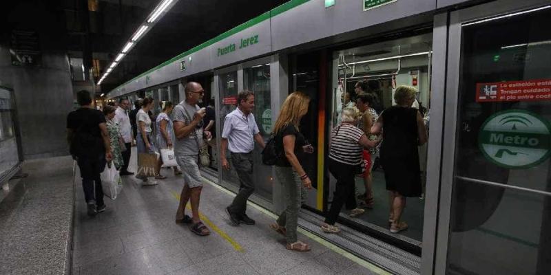 Imagen de una parada de metro de Sevilla/Sevilla Pobreza en el transporte sevillano