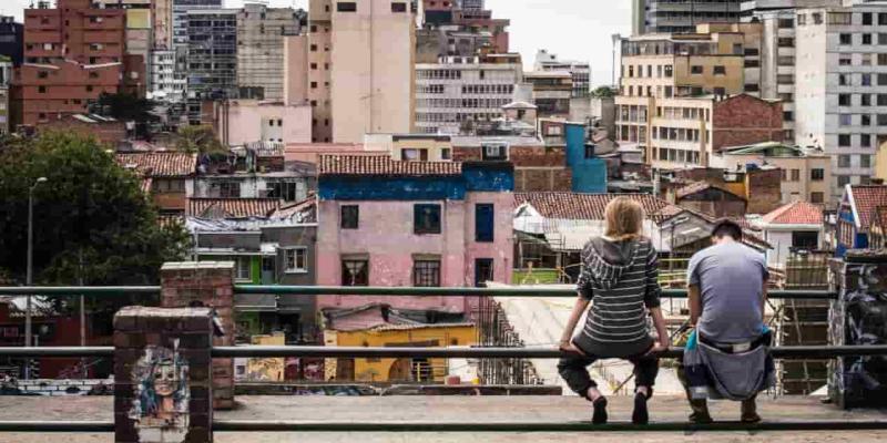 Imagen de dos personas sentadas en un banco/Blogs iadb. Pobreza y desigualdad urbana