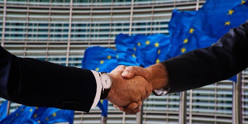 Polarización política en España / Pixabay Manos de dos políticos