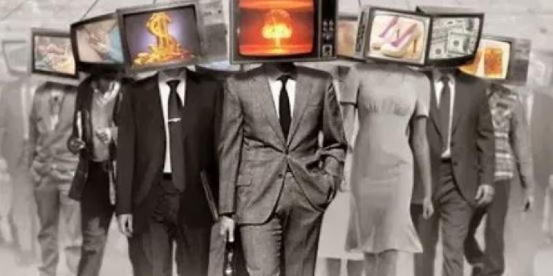 Personas con una televisión en la cabeza