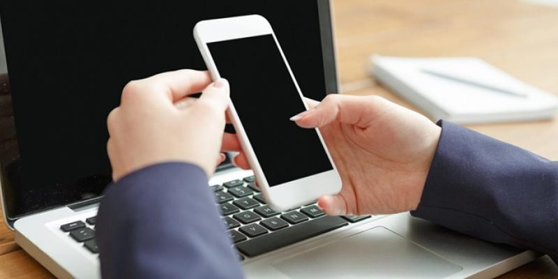 Imagen de una persona con un teléfono móvil/TeleSemana Cómo hacer una portabilidad