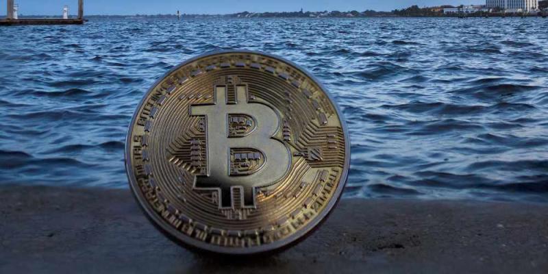 Bitcoin en una playa 