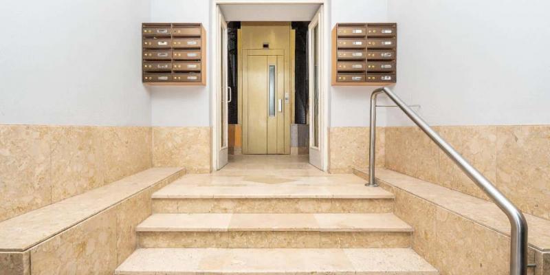 Imagen del portal de un edificio/Leonoticias ¿Por qué los portales de los edificios están más frescos que las viviendas?