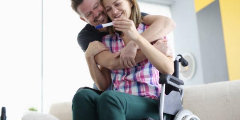 Vivir el posparto en silla de ruedas - iStock Un posparto en silla de ruedas