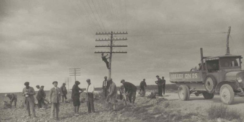 Adiós a los postes telefónicos de madera Así se levantaron los antiguos postes telefónicos de madera