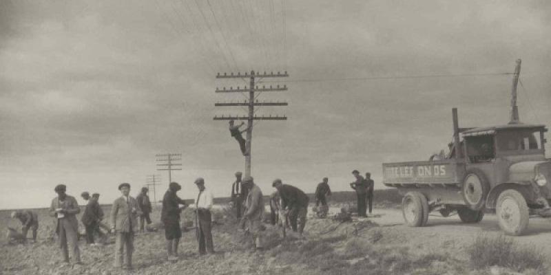 Así se levantaron los antiguos postes telefónicos de madera