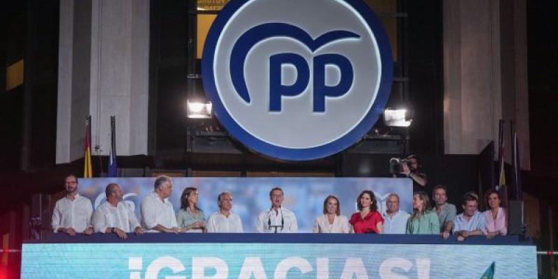 Líderes del PP en el balcón de su sede