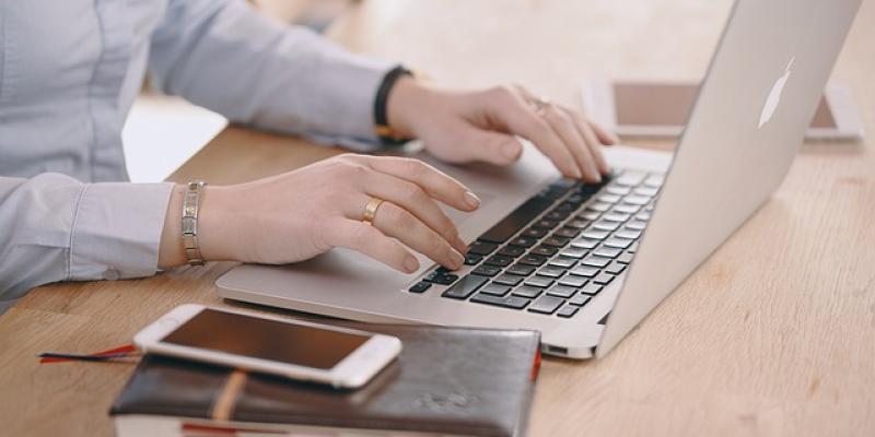 Imagen de una mujer trabajando/Pixabay El PP aboga por el empleo femenino
