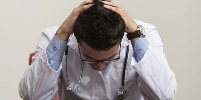 Imagen de un médico/ConSalud Los límites de la precariedad médica